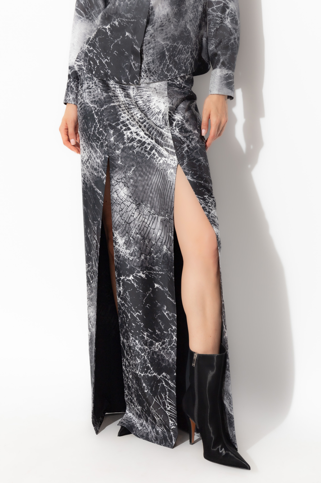 スカート alexander mcqueen SKIRT (804944QZANR 1000) Alexander McQueen Silk skirt with cut-outs | Women's